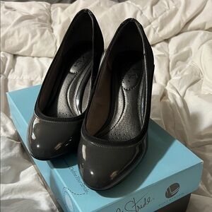 Life Stride gray Patent Heels